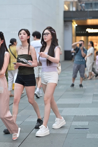 街拍白热裤美腿眼镜妹
