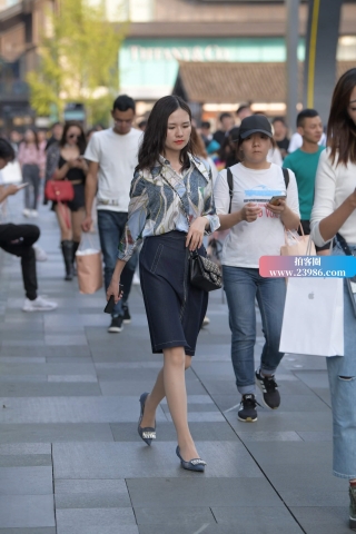 街拍肉色丝袜高跟美女