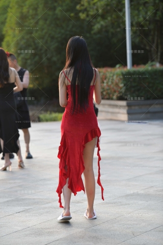 穿一次性酒店拖鞋的红裙姑娘