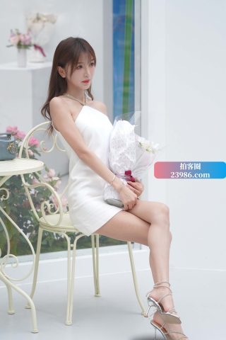 捧花拍照的美女