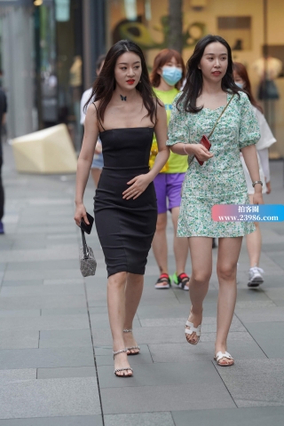 搭讪街拍黑色吊带裙美眉