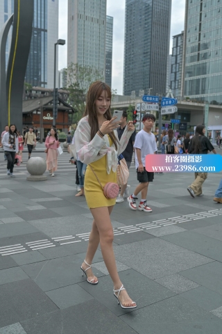 街拍黄短裙凉高美少女