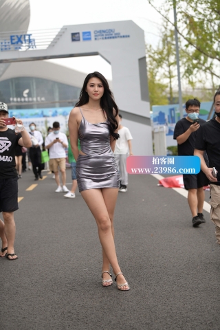 搭讪极品大长腿美女