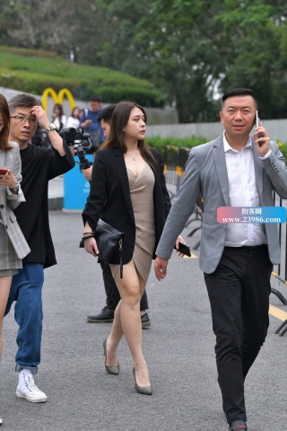 低胸极致街拍美女