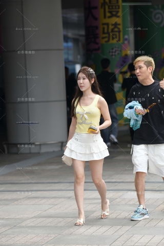 白短裙白皙气质小妹