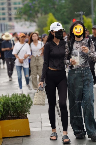 街拍黑色紧身裤印痕小妹