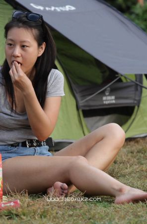 午后阳光草地上，各种姿势小姐姐都能摆给你欣赏