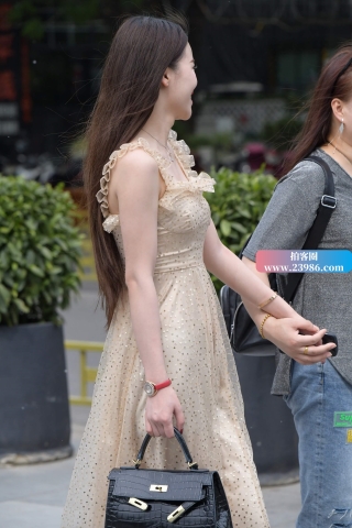 街拍米色长裙女人