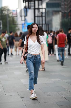 街拍紧身牛仔姑娘