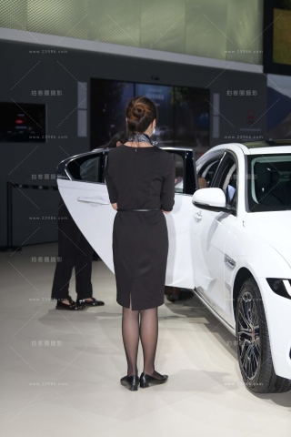 工作中的导购小姐姐