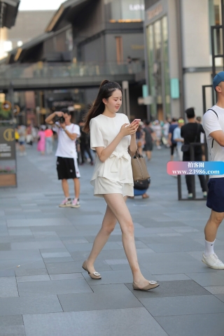 肤白貌美小姐姐