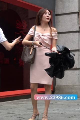 4K - 性感身材粉色连衣裙街拍高跟美女 [1.31 GB/MP4]（视频版）