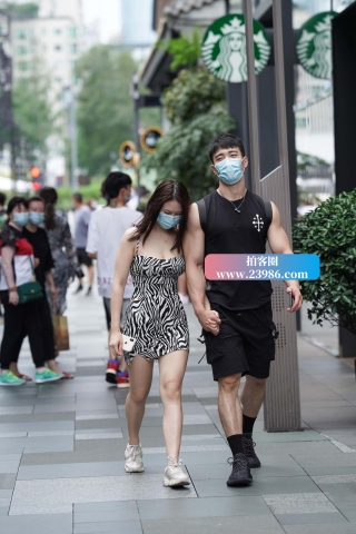 街拍低胸超短裙美女