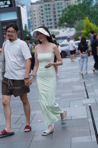 街拍别人家的吊带裙女盆友