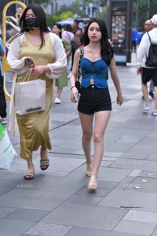 跟闺蜜逛街的美腿妹纸