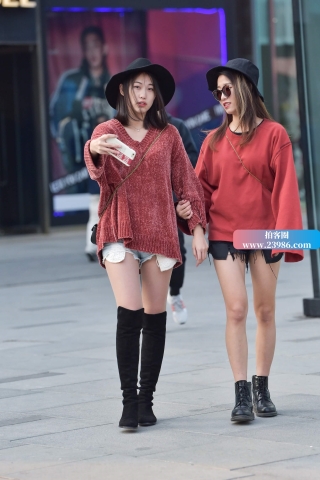 一对时尚美女姐妹