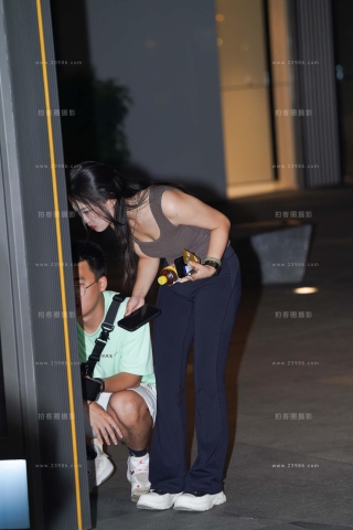 偶遇黑色紧身裤辣妈