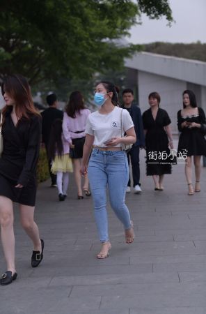 街拍紧牛蜜臀小姐姐
