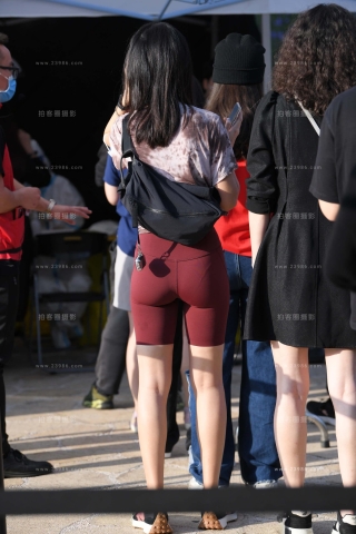 紧身之短瑜伽裤美眉