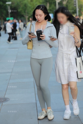 灰色紧身瑜伽裤