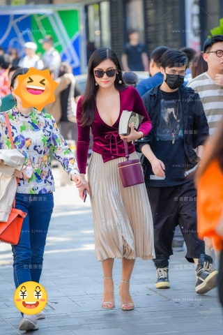 性感低胸街拍高跟美女