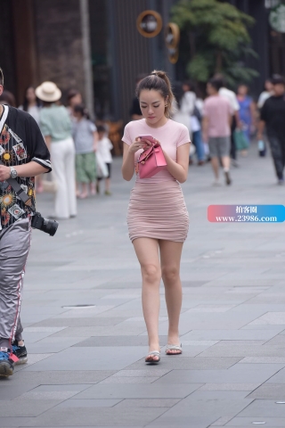 街拍粉色紧身包臀裙美女