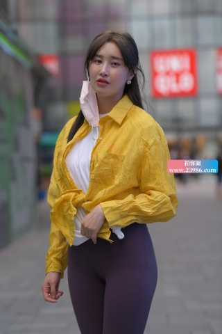 搭讪街拍黄色衬衫女孩