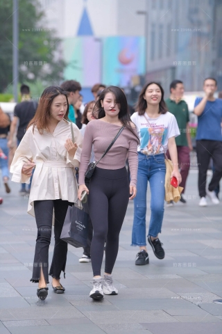 街拍黑色紧身弹力裤美女