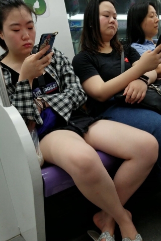 4K - 地铁上的格子衬衫美眉 [458 MB/MP4]（视频版）