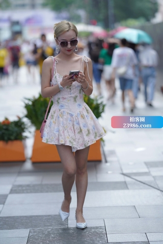 吊带裙，墨镜女