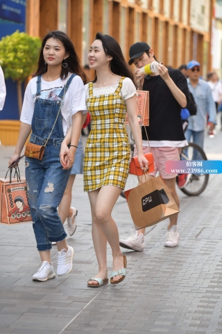 小姐姐笑得很开心