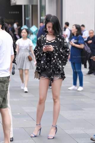 热裤，美腿高跟