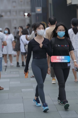 可爱的紧身裤女孩~！