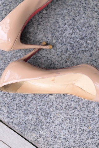 大长腿灰色喇叭裤美女