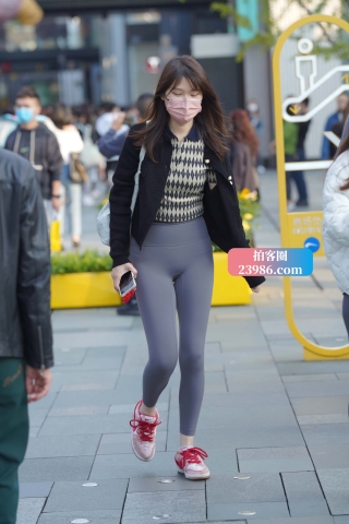 灰色瑜伽裤美眉