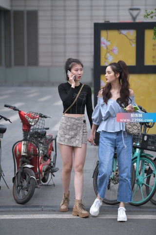 街拍短裙美眉与闺蜜