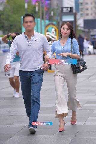 【街拍之魂赛帖】米色紧身裤少妇