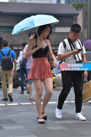 别人家的低胸性感女友