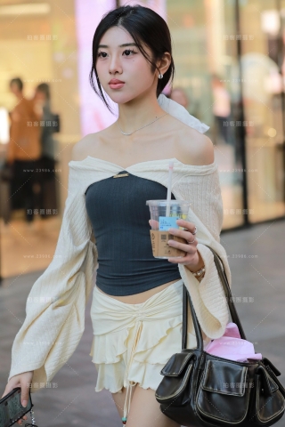 米黄色百褶裙美女