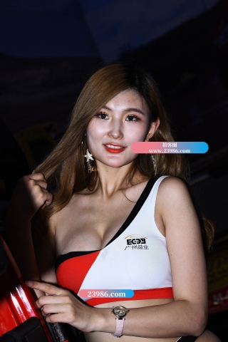 改装车展上的美腿靓模