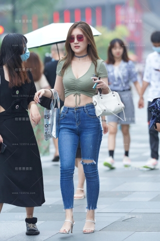 肉肉的身材穿紧牛就是好看