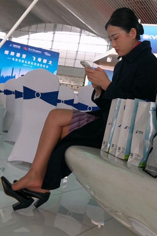 手机视频偶遇CZ航空乘超薄肉丝高跟挑鞋歇歇（视频版）