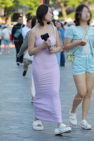 粉色性感包臀裙美女