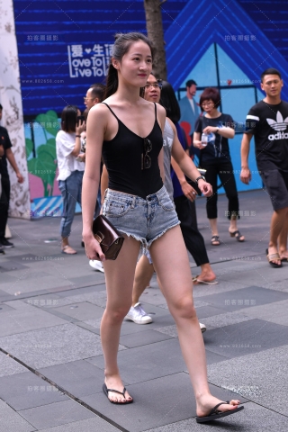 拖鞋穿的都这么有气势