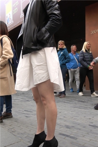 打扮时尚的短靴美腿街拍美女 [1.23 GB/MP4]（视频版）