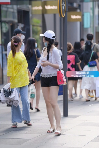 街拍白色鸭舌帽美女姐姐