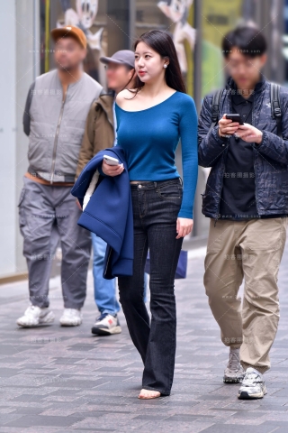 抓拍漂亮的牛仔长裤美女