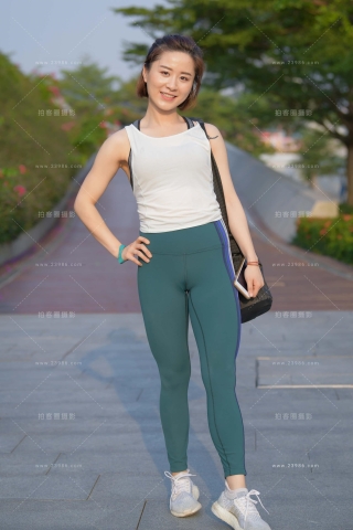 搭讪笑容甜美紧身裤美女