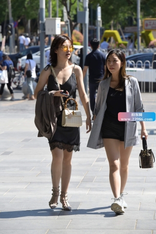 街拍吊带裙低胸妹子