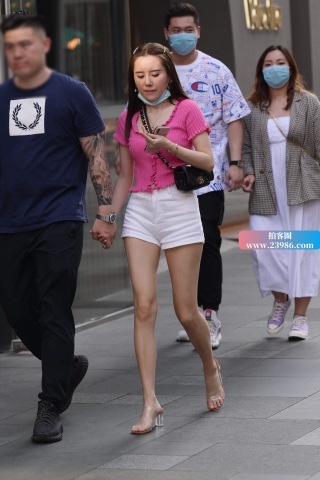 街拍长腿热裤姐姐